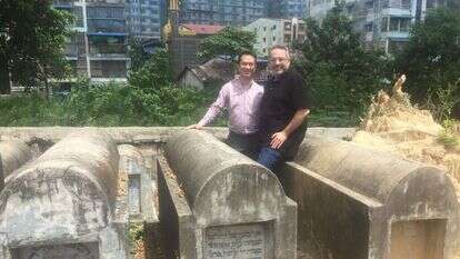 יובל אלבשן וסמי סמואלס בבית הקברות ביאנגון. | יובל אלבשן