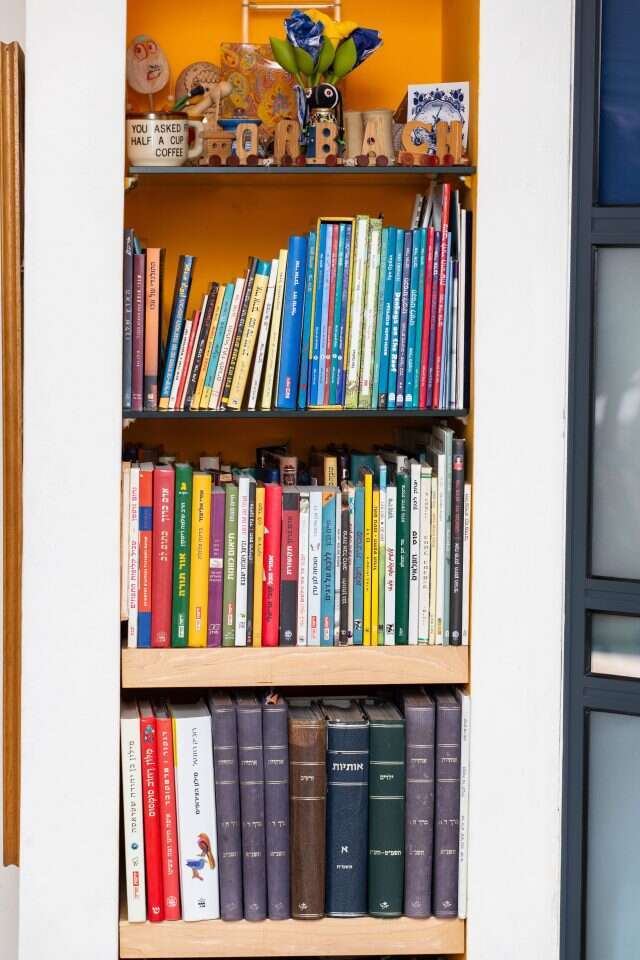 הספריה של מיכל אורבך. | אבישג שאר-ישוב