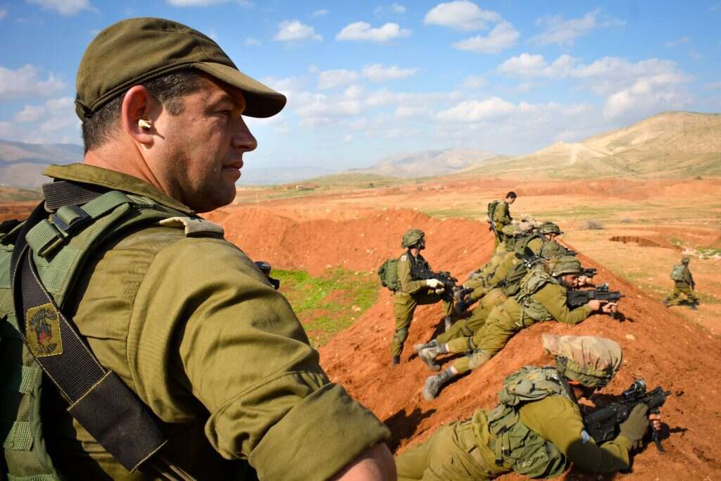 תא"ל עופר וינטר וחייליו באימון. | דו"צ
