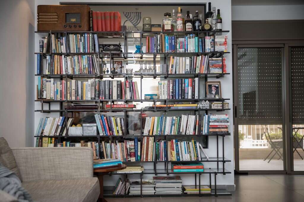 הספריה של עמית סגל. | אבישג שאר-ישוב