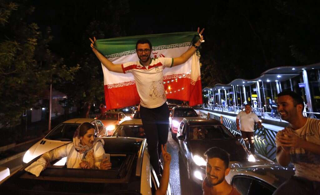 אוהדי איראן חוגגים בטהרן את הניצחון הדרמטי על מרוקו. | AFP