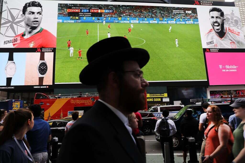 על מסך ענק ברחובות מנהטן שודר המשחק בין ספרד לפורטוגל. | EPA