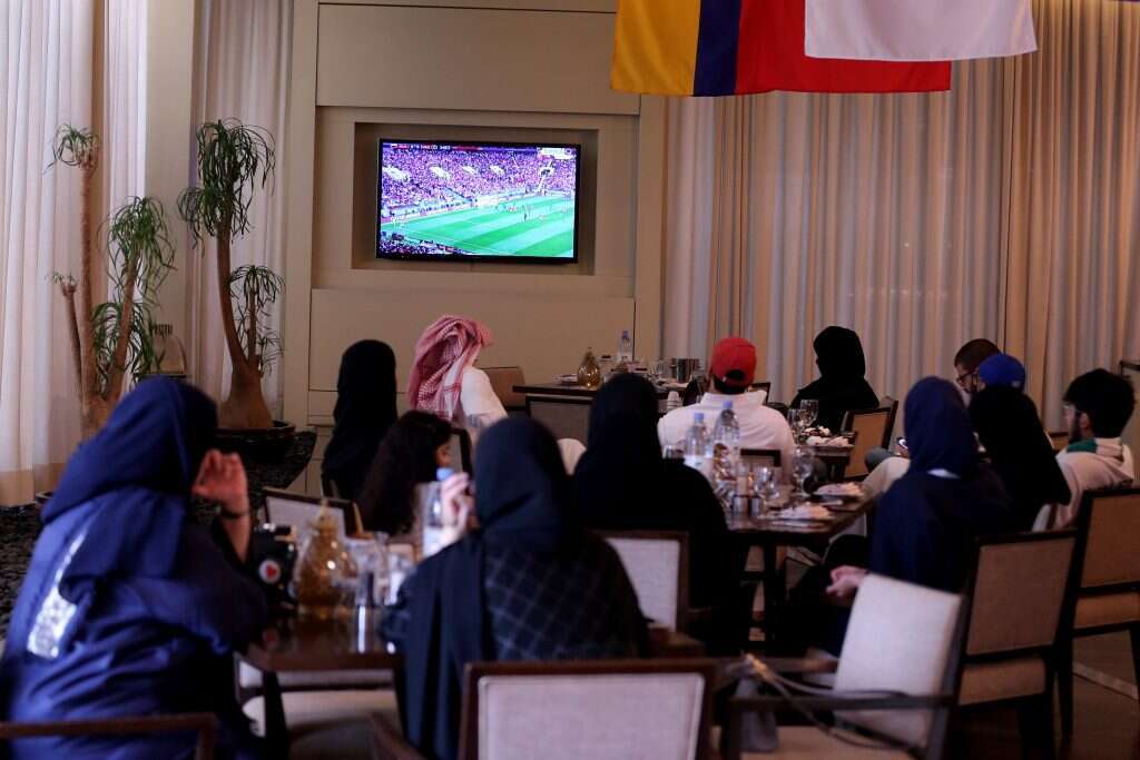 אוהדים ואוהדות של נבחרת סעודיה צופים במשחק נגד רוסיה. | EPA