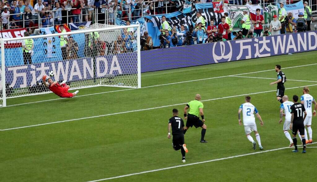 כוכב ארגנטינה ליאונל מסי מחמיץ פנדל במשחק נגד איסלנד. קללת ירושלים? | EPA