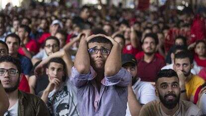 צפייה המונית בקהיר של משחק הנבחרת נגד אורוגוואי. אוהדי נבחרת מצרים תופסים את הראש אחרי שער ההפסד שספגו ממש ברגע האחרון. | EPA