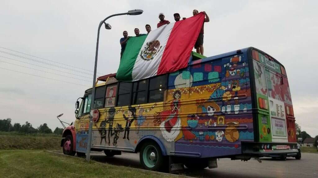 החברים של חאבייר על האוטובוס שקנו למונדיאל. | Ingue Su Matrushka