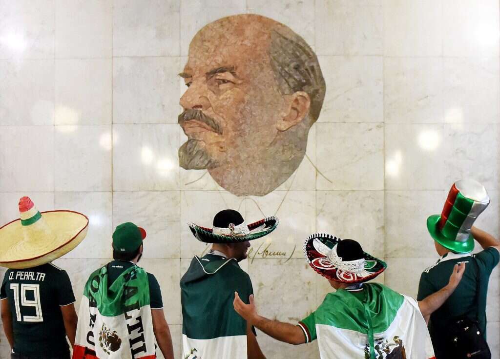 אוהדי מקסיקו צופים במיצג אומנותי של לנין בתחנת רכבת במוסקבה. | EPA