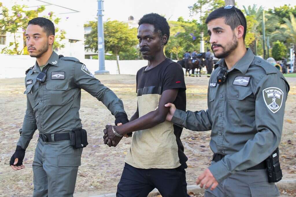 מהגר בלתי חוקי נעצר בדרום תל אביב. | יהושע יוסף