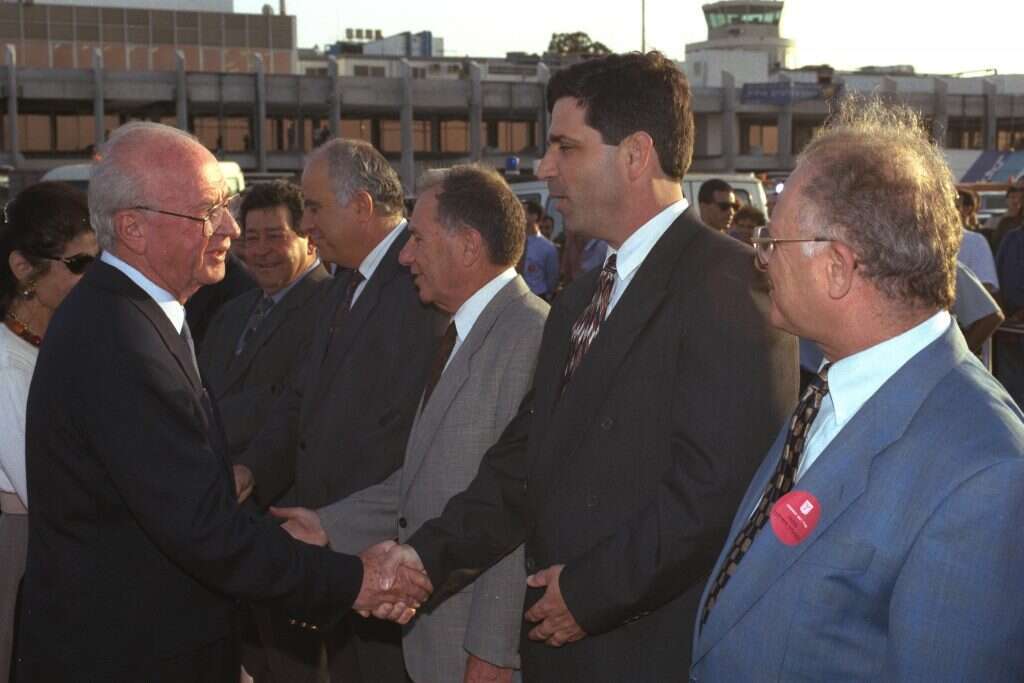 יצחק רבין ז"ל לוחץ ידו של שר האנרגיה דאז ד"ר גונן שגב. | ארכיון: סער יעקב, לע''מ