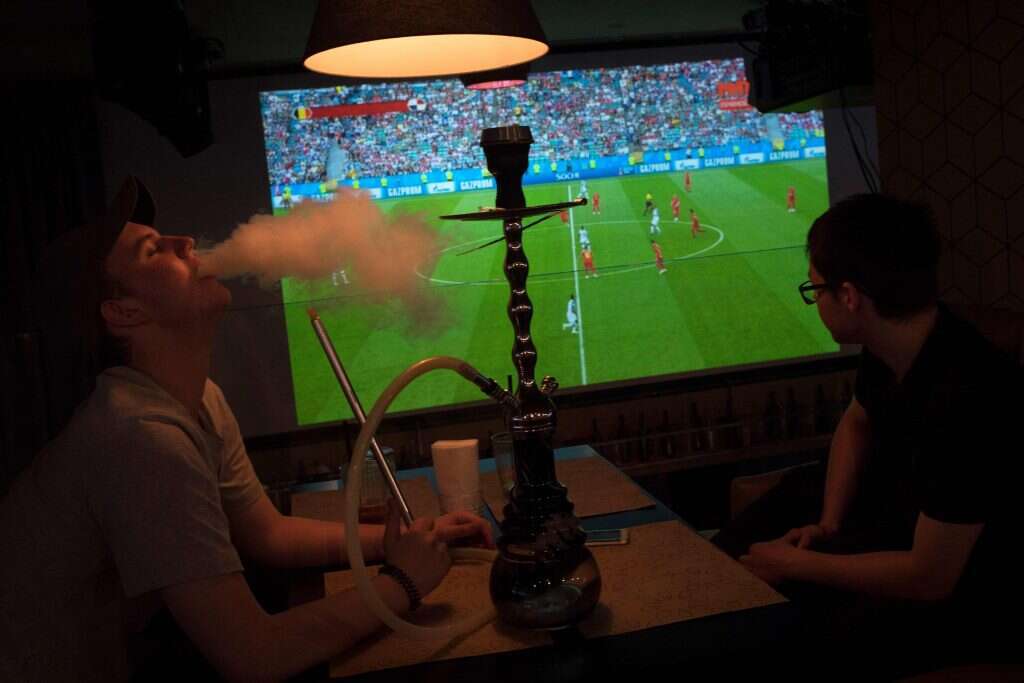 אוהדים צופים במשחק בין בלגיה לפנמה. | AFP