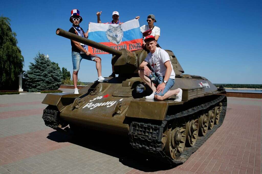 אוהדים רוסים על טנק. | AFP