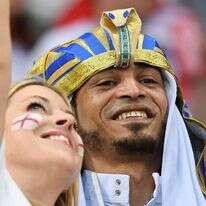 אוהדת אנגליה ואוהד תוניסיה. | AFP