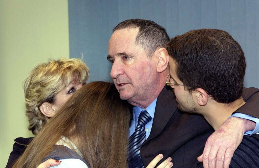 אלחנן טננבוים מתקבל על ידי בני משפחתו עם חזרתו לארץ. | אבי אוחיון, לע''מ