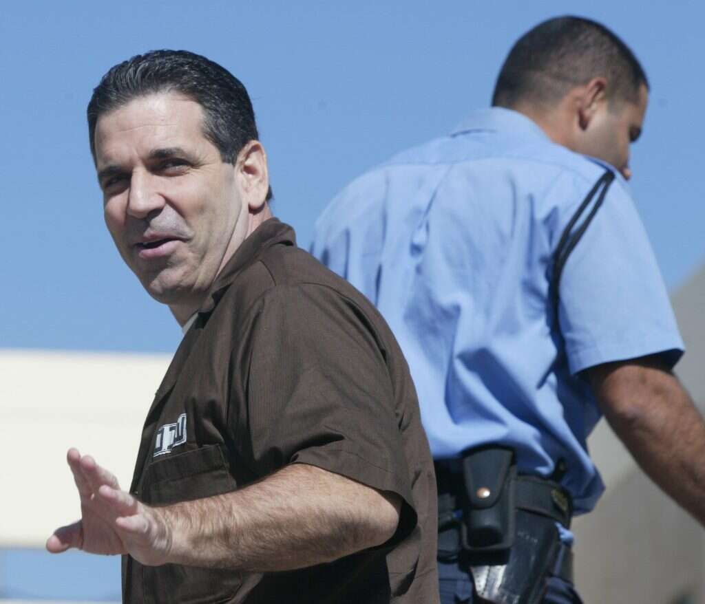 גונן שגב בכלא צלמון. | אנצ'ו גוש-ג'יני