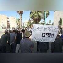 מפגינים בעד הנאשמים בפרשת דומא מחוץ לבית המשפט בלוד. | מרים צחי