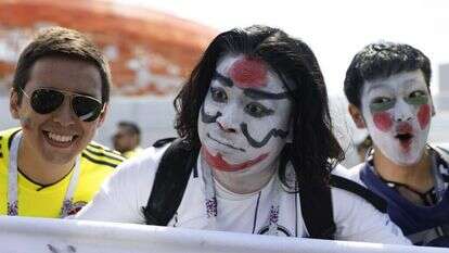 אוהדי נבחרת יפן ואוהד נבחרת קולומביה. | EPA אוהדי נבחרת יפן ואוהד נבחרת קולומביה. | EPA