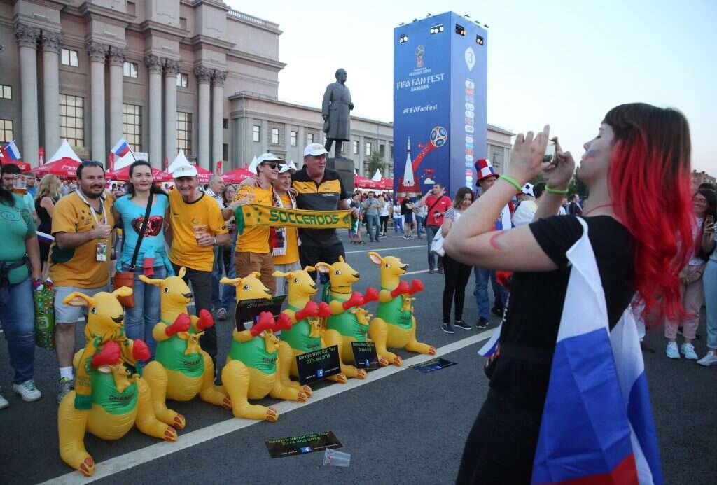 אוהדי אוסטרליה גוררים תשומת לב. | EPA אוהדי אוסטרליה גוררים תשומת לב. | EPA
