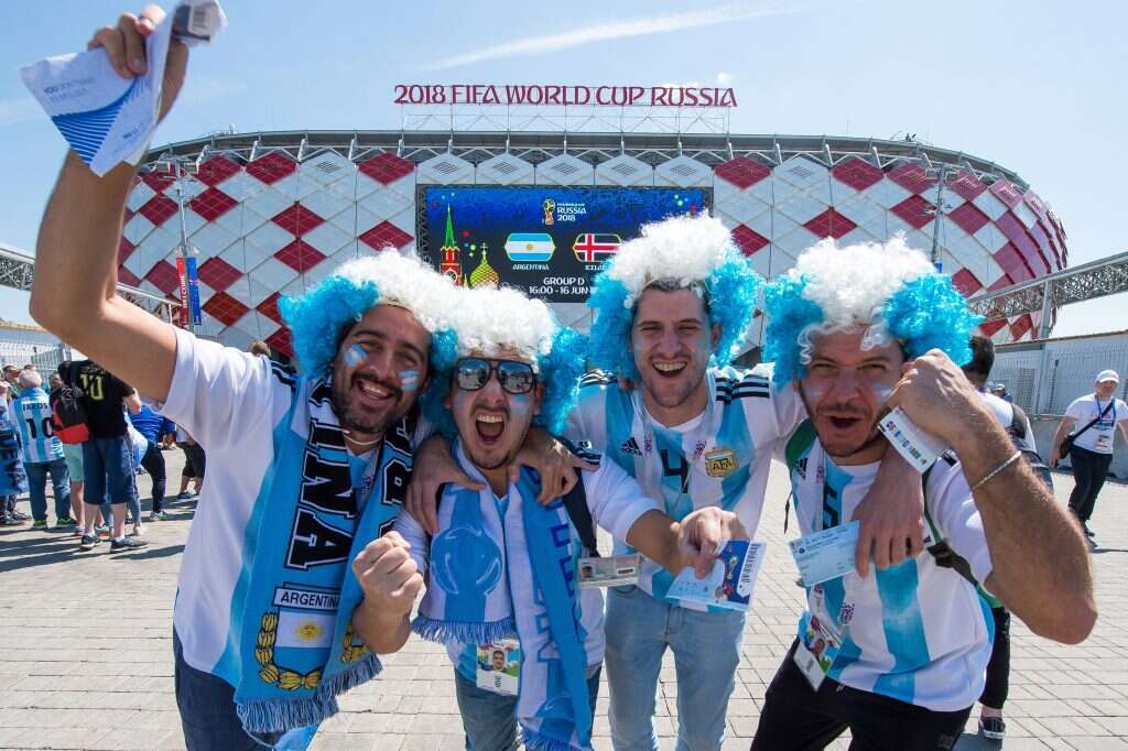 אוהדי ארגנטינה מחוץ לאצטדיון. | EPA
