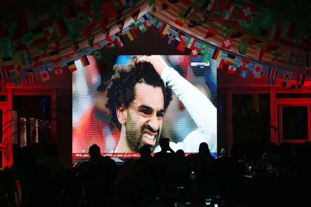 אוהדים צופים במשחק בין מצרים לרוסיה. | AFP אוהדים צופים במשחק בין מצרים לרוסיה. | AFP