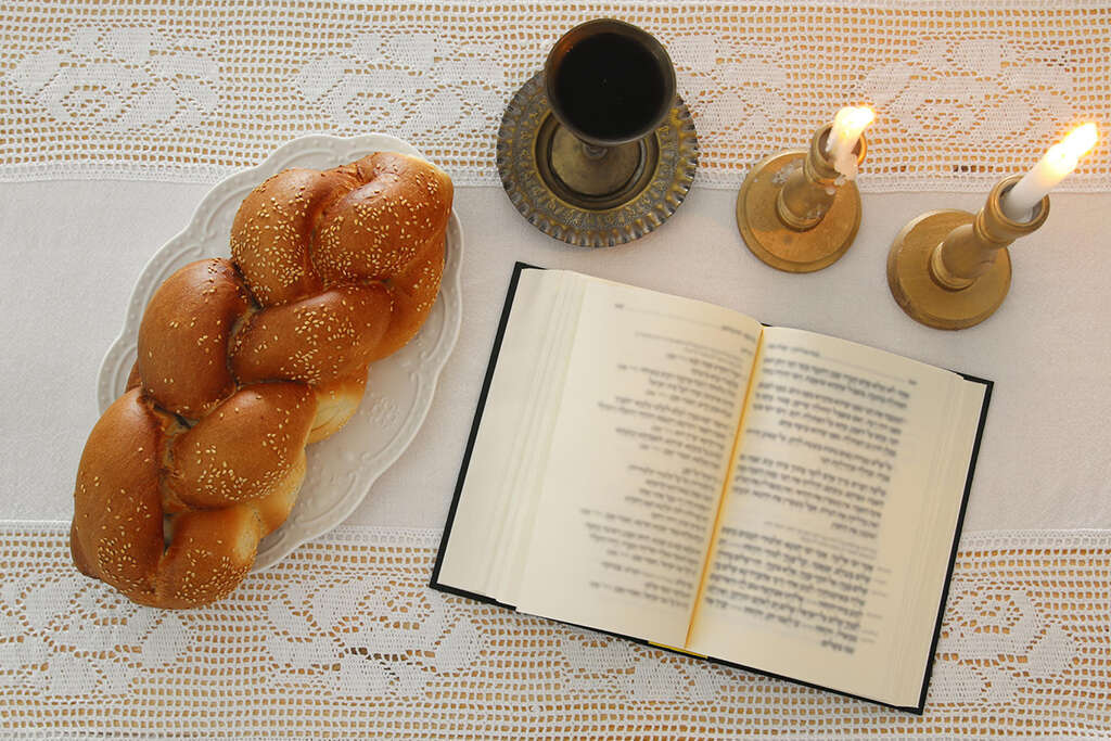 שולחן שבת | שאטרסטוק