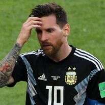 ליונל מסי אחרי החמצת הפנדל מול איסלנד. | EPA