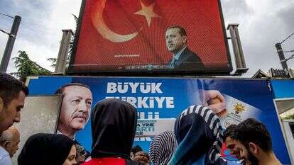 שלטי תעמולת בחירות בטורקיה. | EPA
