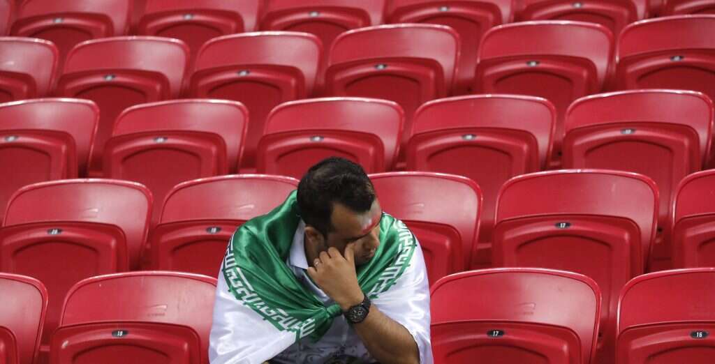 אוהד איראן מזיל דמעה אחרי ההפסד לספרד. | EPA