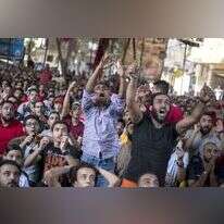 אוהדים מצרים בקהיר צופים במשחק המונדיאל של נבחרתם. | EPA