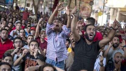 אוהדים מצרים בקהיר צופים במשחק המונדיאל של נבחרתם. | EPA