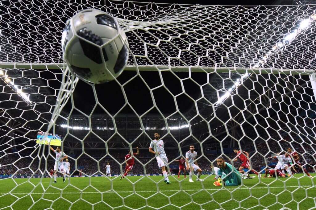 דה חאה צופה בשער שנפסל לאיראן. | AFP