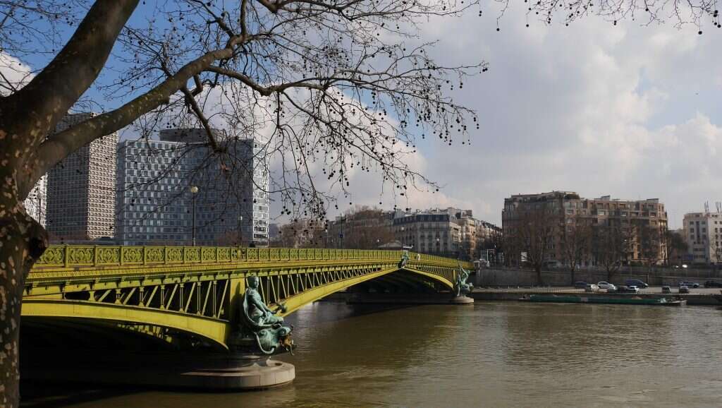גשר מירבו בפריז. | שאטרסטוק גשר מירבו בפריז. | שאטרסטוק