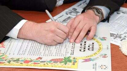 חתימה על כתובה. | שאטרסטוק