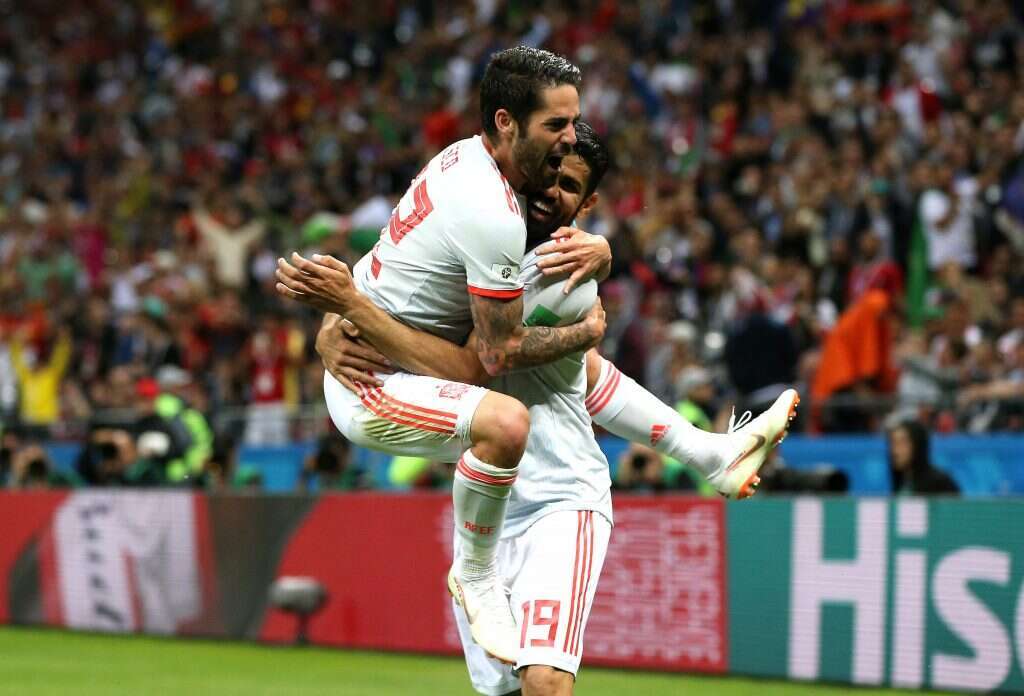 איסקו קופץ על קוסטה. | גטי אימג'ס