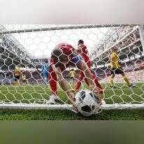 שחקן טוניסיה וואהבי חזרי מוציא עוד כדור מהרשת. נבחרתו ספגה חמישה כאלה, והצליחה לכבוש שניים. | EPA