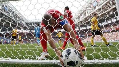 שחקן טוניסיה וואהבי חזרי מוציא עוד כדור מהרשת. נבחרתו ספגה חמישה כאלה, והצליחה לכבוש שניים. | EPA