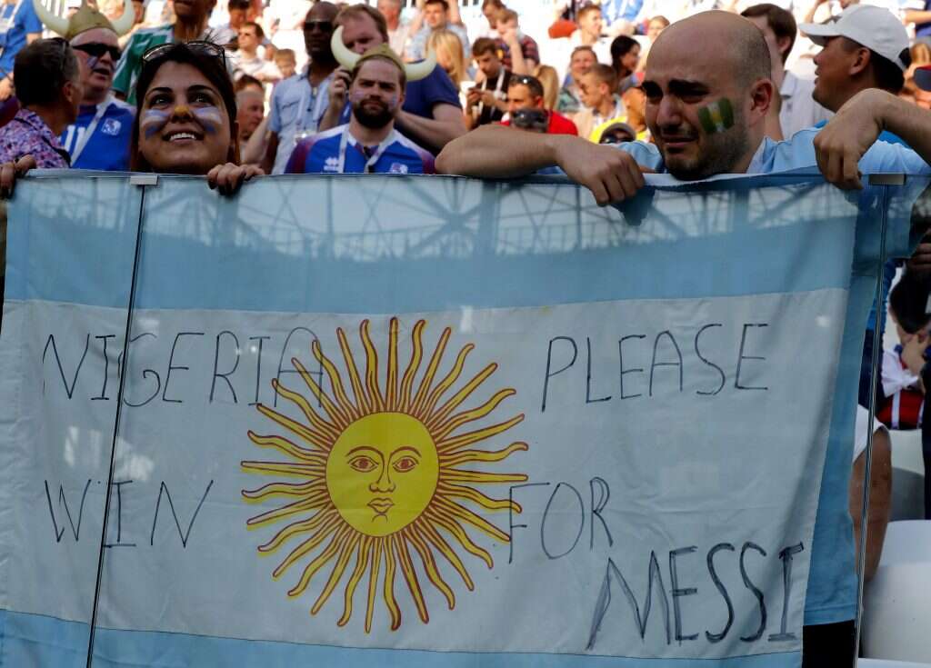 אוהדים של נבחרת ארגנטינה מבקשים מניגריה לנצח את איסלנד, כדי להותיר סיכוי למסי וחבריו. הנשרים השחורים עשו את העבודה. | EPA
