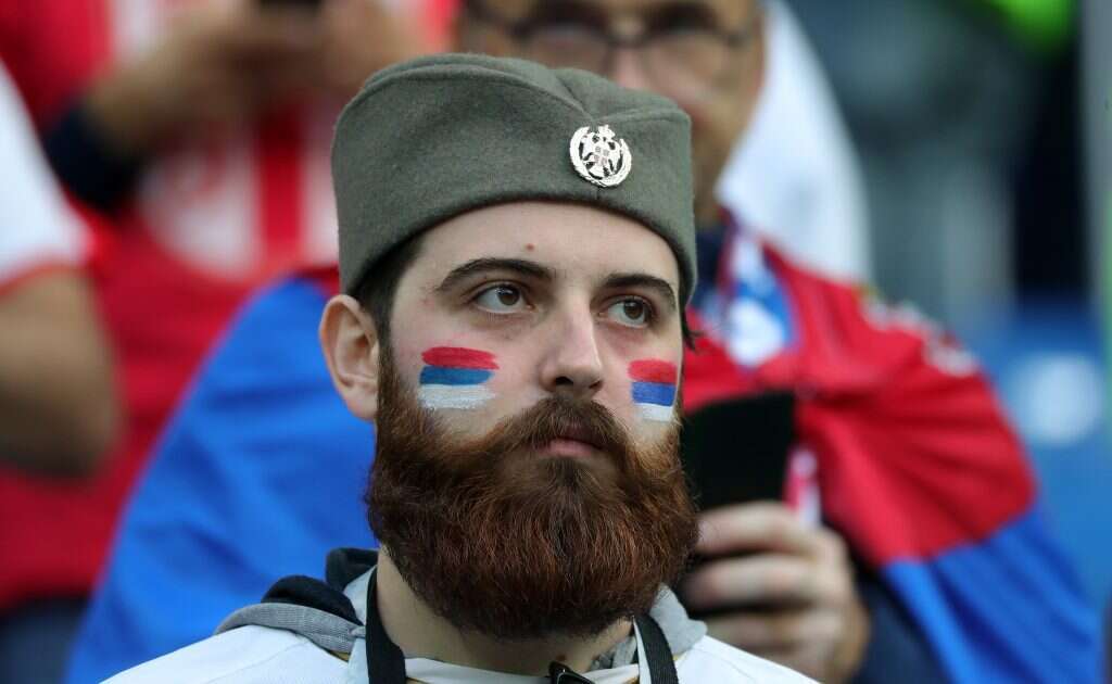 אוהד סרבי מאוכזב ביציע לאחר ההפסד 2:1 לשווייץ באצטדיון בעיר קלינינגרד. | EPA