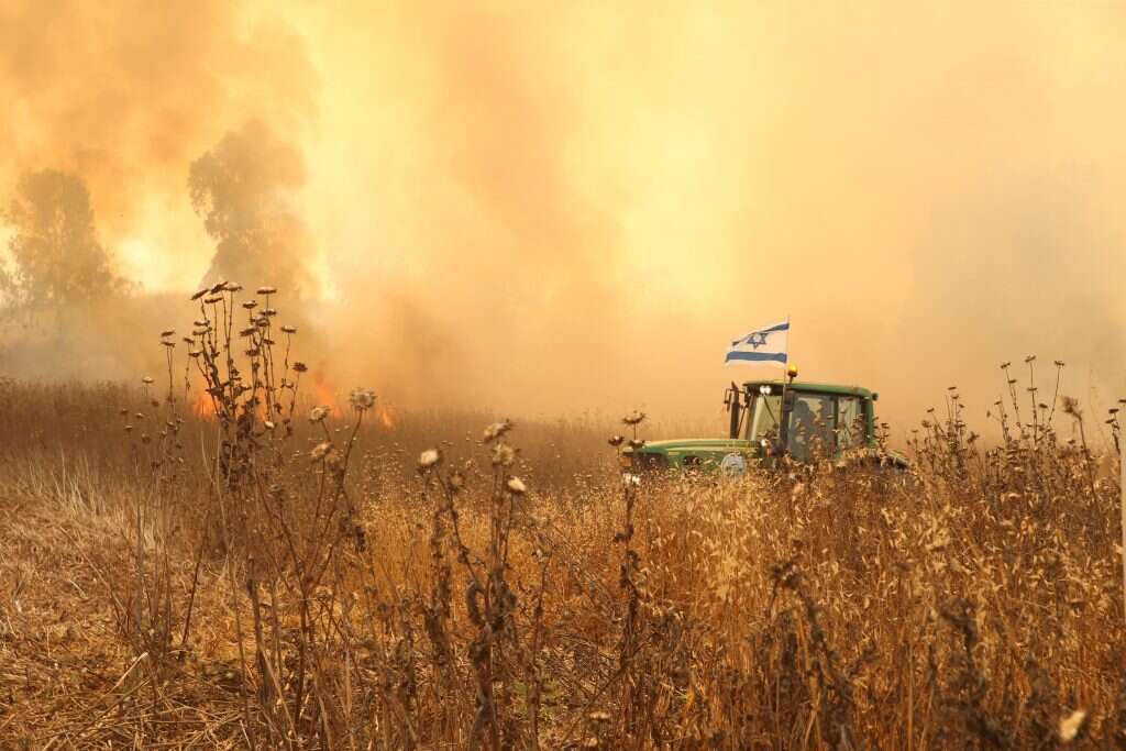 שריפה בניר־עם. | מרים צחי שריפה בניר־עם. | מרים צחי