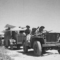 שיירה של משוריינים במלחמת השחרור. | קלוגר זלוטן, לע"מ