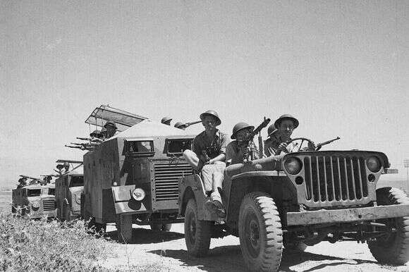 שיירה של משוריינים במלחמת השחרור. | קלוגר זלוטן, לע"מ שיירה של משוריינים במלחמת השחרור. | קלוגר זלוטן, לע"מ