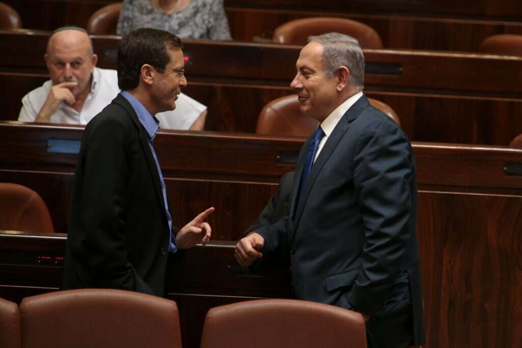 בנימין נתניהו ויצחק הרצוג בכנסת. | אורן בן חקון