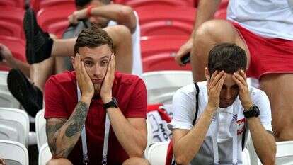 אוהדים מאוכזבים של נבחרת פולין אחרי ההשפלה נגד קולומביה. | EPA