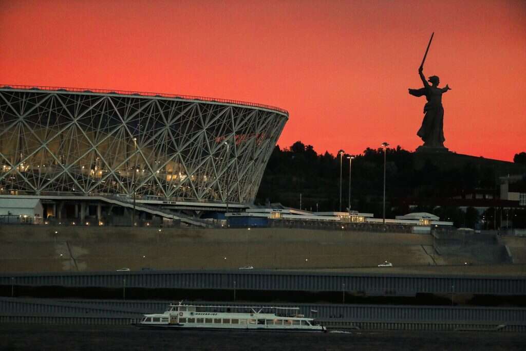 שקיעה על רקע האצטדיון בעיר וולגוגרד. ברקע ניצב פסל לזכר הניצחון הסובייטי על הנאצים במלחמת העולם השנייה. | EPA