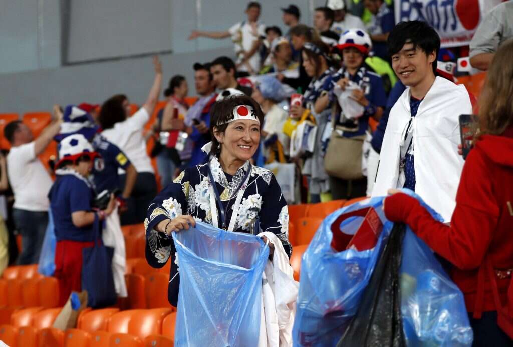 שומרים על הניקיון. אוהדים יפנים מפנים פסולת ביציעי אצטדיון יקטינבורג. | EPA