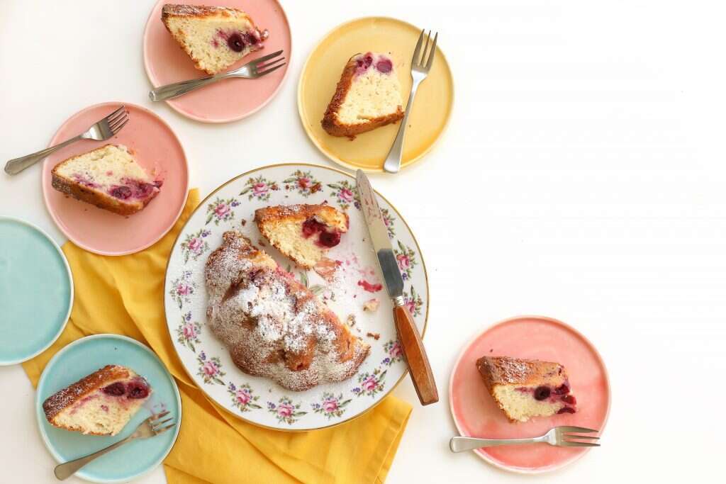 עוגת יוגורט דובדבנים. | אפרת ליכטנשטט עוגת יוגורט דובדבנים. | אפרת ליכטנשטט