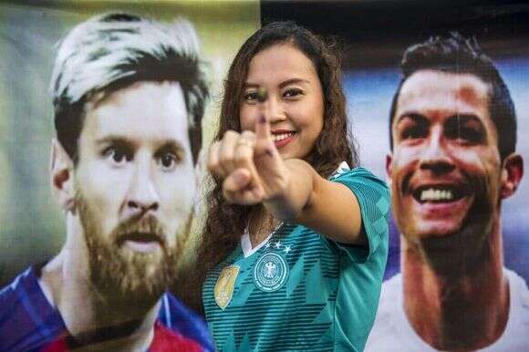 מסי או רונאלדו? האוהדת מאינדונזיה מתקשה לבחור | AFP מסי או רונאלדו? האוהדת מאינדונזיה מתקשה לבחור | AFP