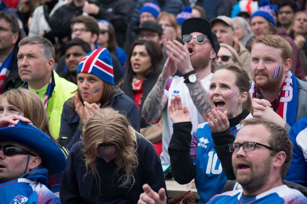 אוהדי איסלנד מודים לנבחרת שלהם. | AFP