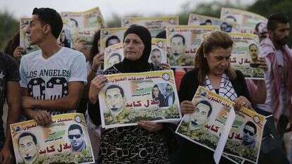 משפחות מחבלים בהפגנה מחוץ לכלא שקמה באשקלון. | יהודה פרץ