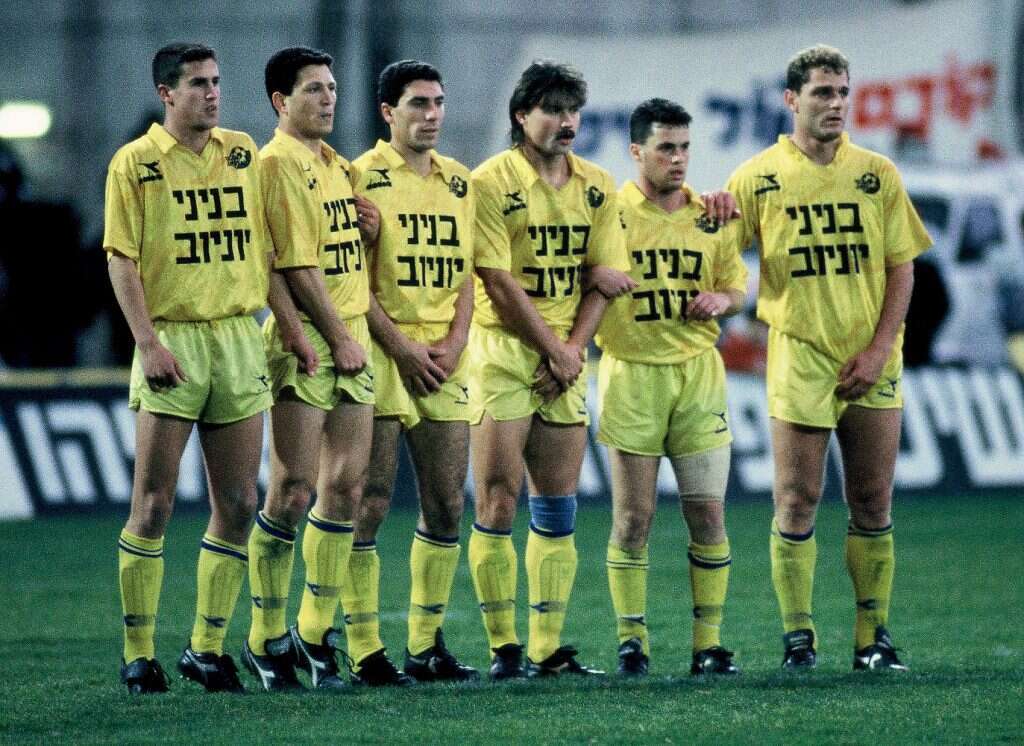 פולוקארוב (שלישי מימין) במדי מכבי תל–אביב. | משה שי