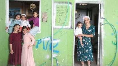 יעל שבח וילדיה בביתם שבחוות גלעד. | מרים צחי יעל שבח וילדיה בביתם שבחוות גלעד. | מרים צחי